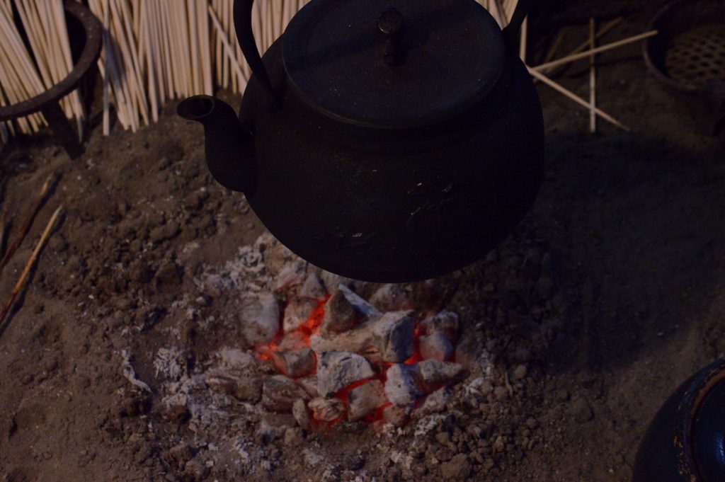 福島県 大内宿 山形屋 囲炉裏の炭