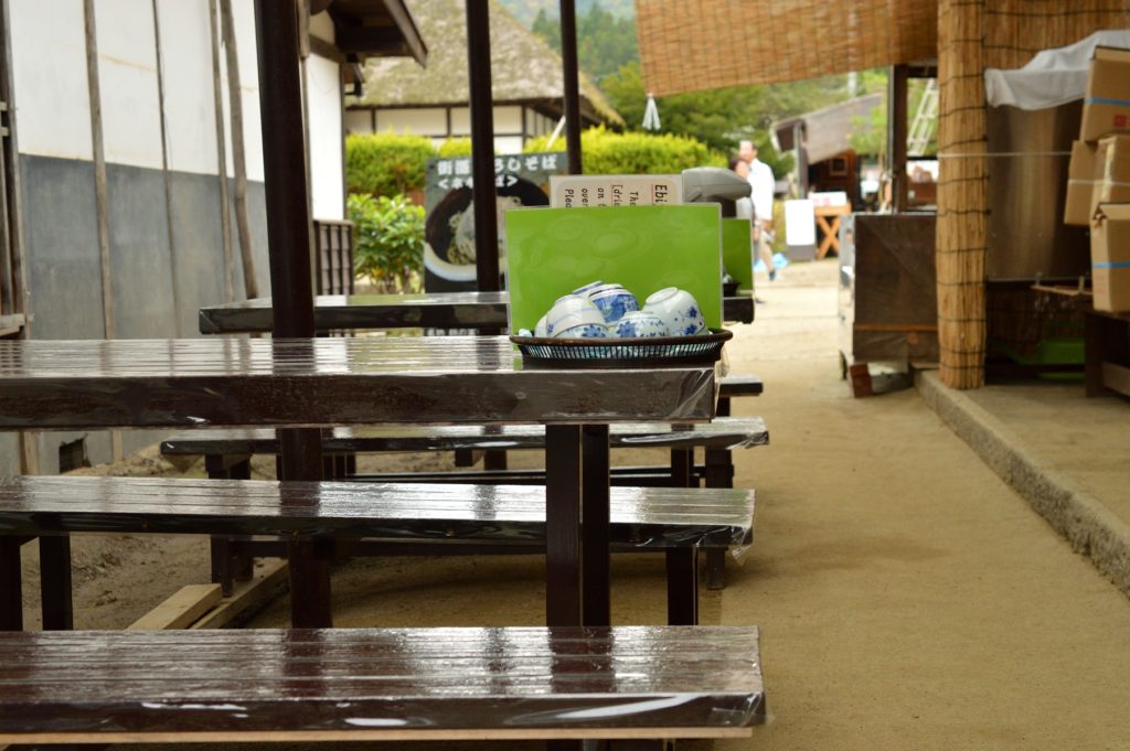 福島県 大内宿 山形屋 外のテーブル